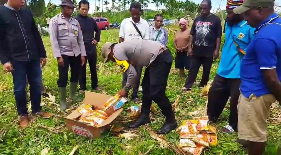 Bripka Batias Yikwa Bhabinkamtibmas Arso Satu membagikan benih jagung kepada warga
